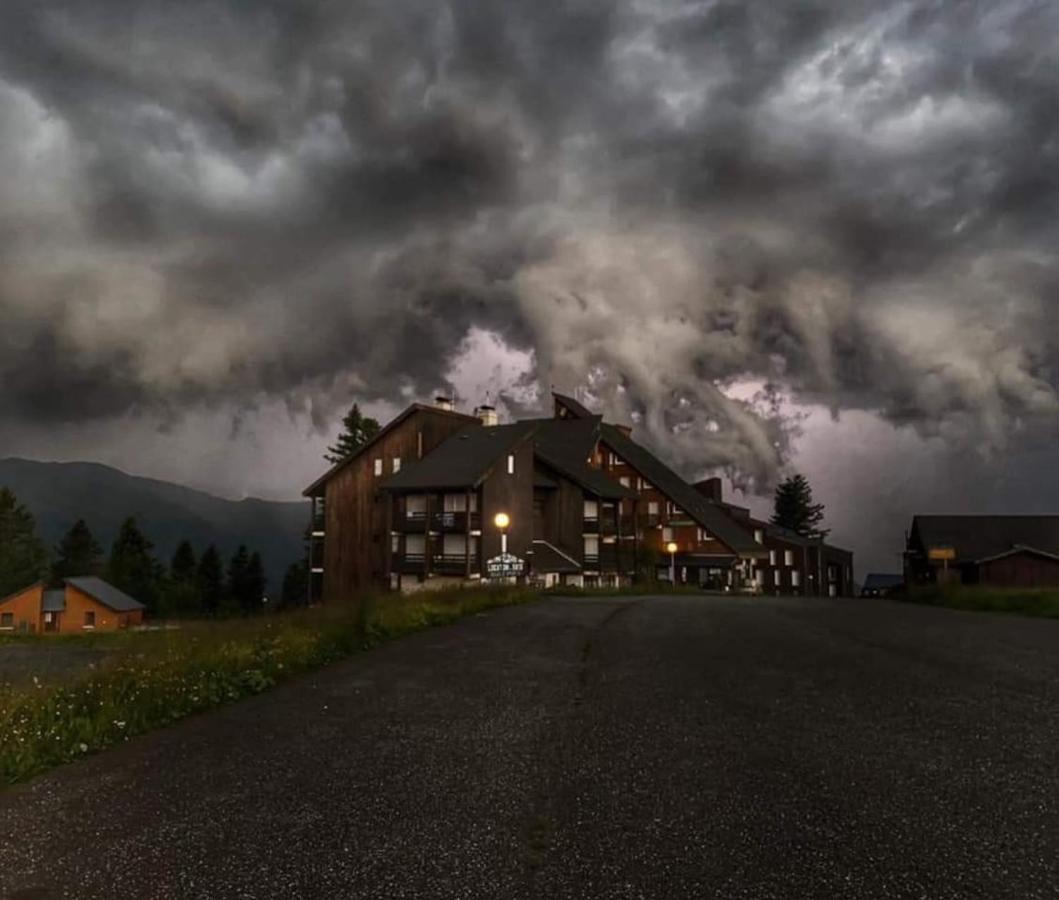 Le Petit Nid Rouge Daire Ustou Dış mekan fotoğraf