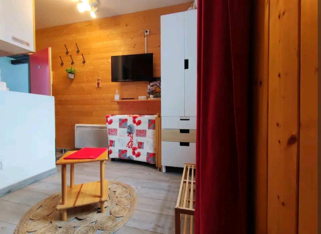 Le Petit Nid Rouge Daire Ustou Dış mekan fotoğraf